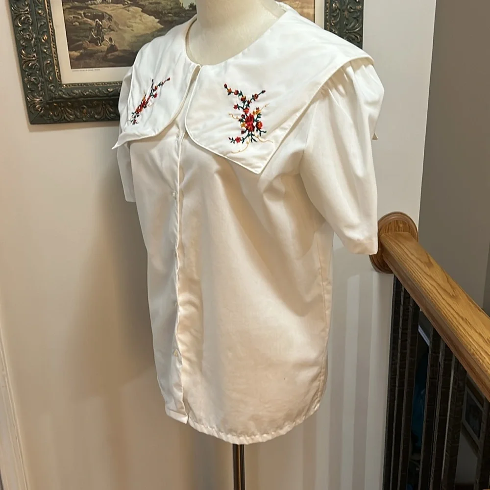 Vintage White Blouse with Floral Embroidery
Oversized Collar Sailot Collar - Picture 4 of 9
